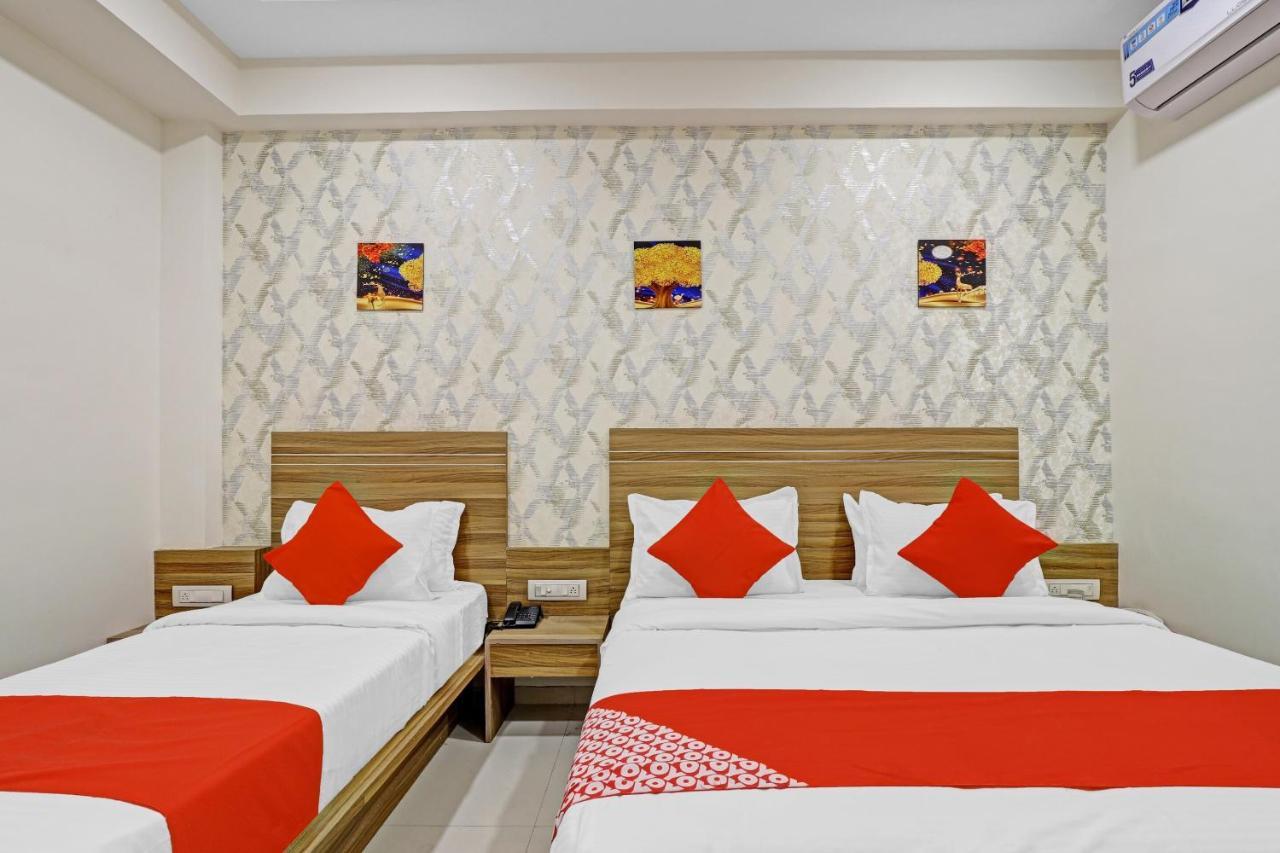 Oyo Flagship 86605 Hotel The Meriton Ahmedabad Exterior photo