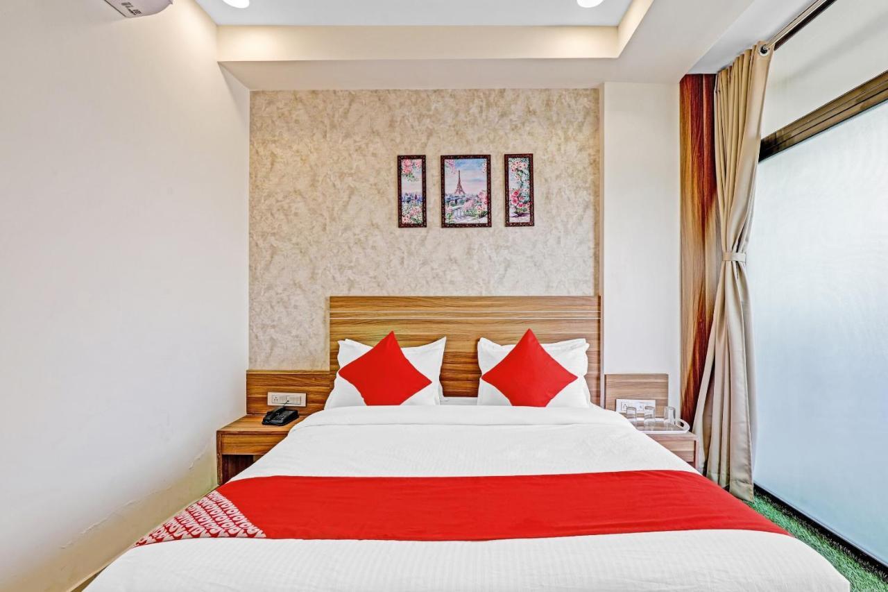 Oyo Flagship 86605 Hotel The Meriton Ahmedabad Exterior photo