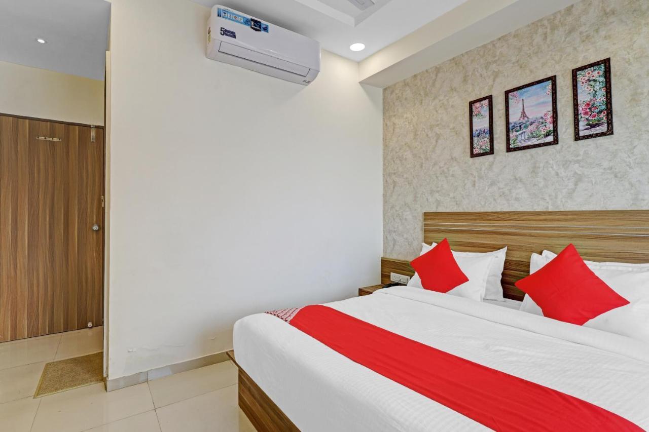 Oyo Flagship 86605 Hotel The Meriton Ahmedabad Exterior photo