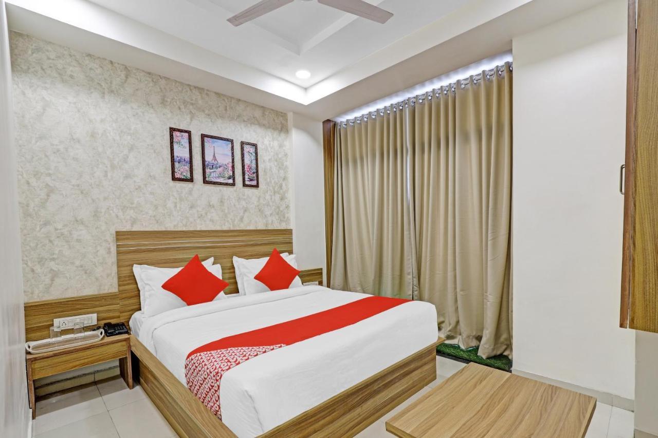 Oyo Flagship 86605 Hotel The Meriton Ahmedabad Exterior photo